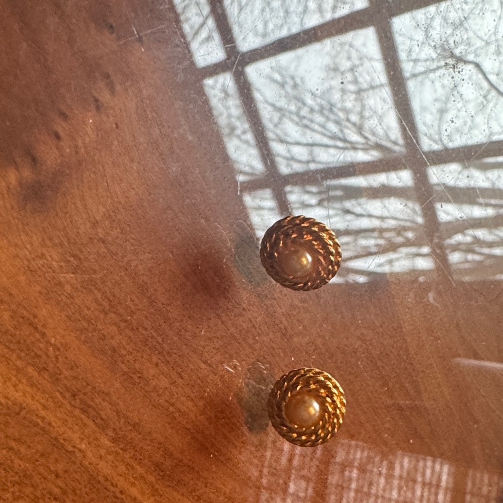 Gold Rope Style earrings with pearl in center